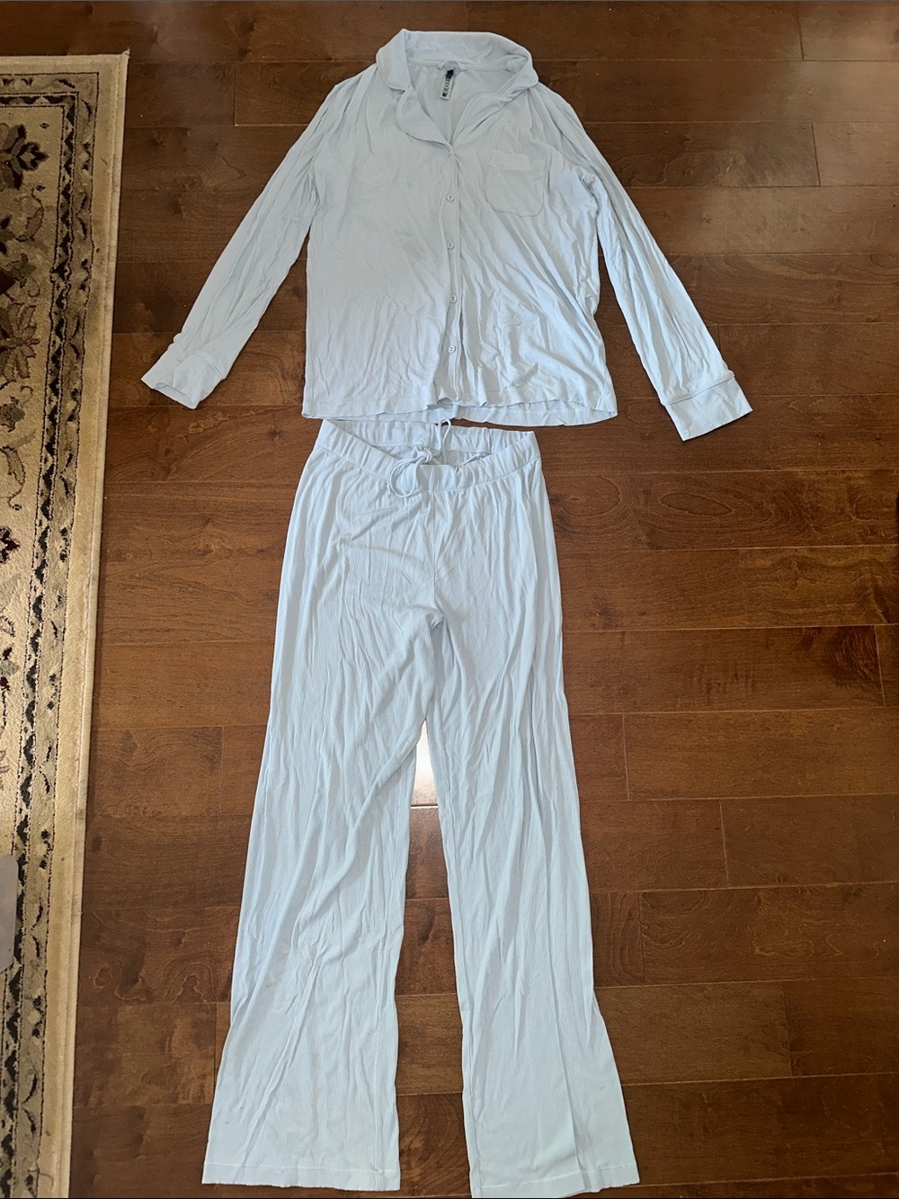 SKIMS SOFT LOUNGE SLEEP SET LIMITED EDITION: BABY BLUE MEDIUM - Picture 6 of 11